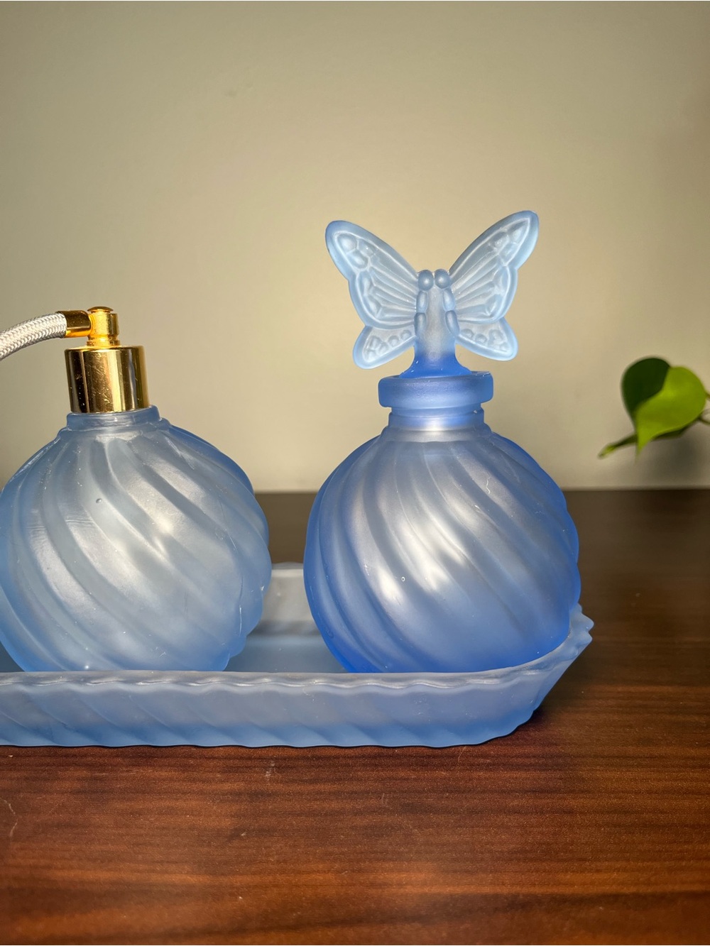 Vtg Vanity Set Frosted Glass Butterfly β’ Perfume Atomizer Powder Jar Hollywood - Picture 7 of 15